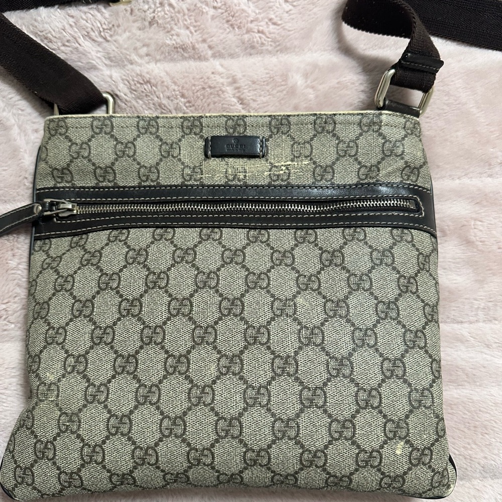 Authentic Gucci Supreme Canvas Messenger Bag with Entrupy COA
